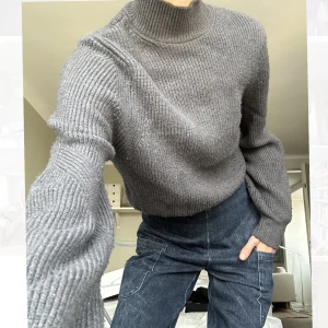 Grå stickad tröja - Väldens både skönaste och finaste tröja med högre krage, perfekt inför hösten!   Säljer massa saker då jag flyttat! Möts upp i Stockholm om så önskas❤️  Tröjan är i storlek S men funkar XS-M. 