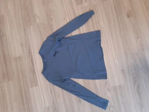 Tunn tröja  - En T-shirt fast lång ärmad den är helt ny aldrig använt