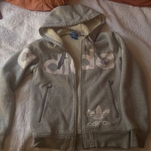 Adidas kofta - En vintage jätte varm och skön adidas tröja. Den funkar även att ha dom jacka på hösten/ våren. Den har skönt Teddy material inne. Dragkedjan är lite trasig men det är bara att sätta på en ny sån som man drar i😊liten fläck på ena armen men som knappt syns