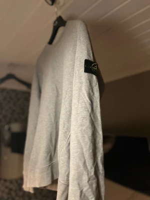 Stone island sweatshirt Grey ” - Egentligen helt oanvänd! Inga defekter eller fläckar vad jag sett , storlek s, grå, finns kvitto och qr kod den är självklart äkta! Vid snabb affär kan pris diskuteras!!!