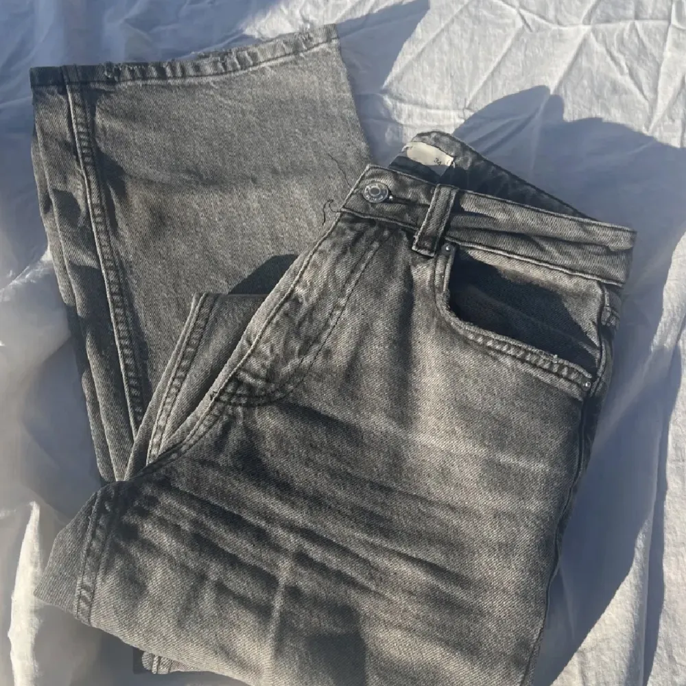 Ett par mid waist grå jeans, storlek 34 och är långa på mig som är 167. I ett bra skicka använts ett par gånger men har inga tecken på användning❣️. Jeans & Byxor.