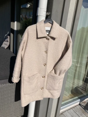 Snygg höstkappa Monki, strl S - Så snygg ljus höstkappa från Monki.  Rymlig i modellen. Lite oversize-känsla. Nypris 900 kr.