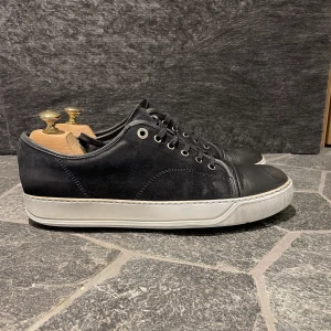 Lanvin skor - Hej! Säljer nu dessa mörkblå lanvin skor. Dem är i fint skick. 7,5-10. Uk9 passar 43-44, bara skorna medföljer 