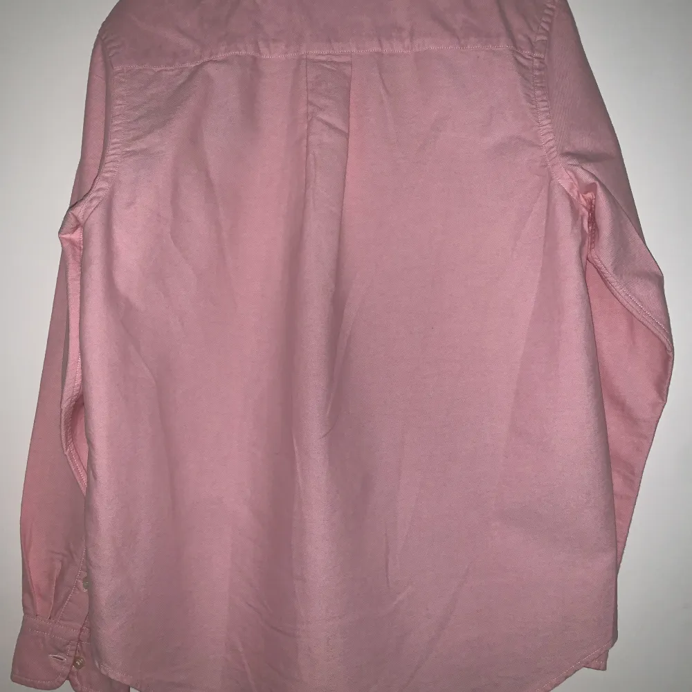 Rosa Ralph Lauren skjorta Skick: 9/10 (använt 2 gånger) Nypris: 750kr Säljer för att den är för liten. Skjortor.