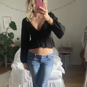 Svart topp - Säljer denna svarta blus med volang i nyskick, lappen kvar! 💕