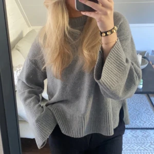 Stickad tröja  - Använd stickad tröja i skönt material. Säljs då den aldrig används längre. Köparen står för frakten 🥰