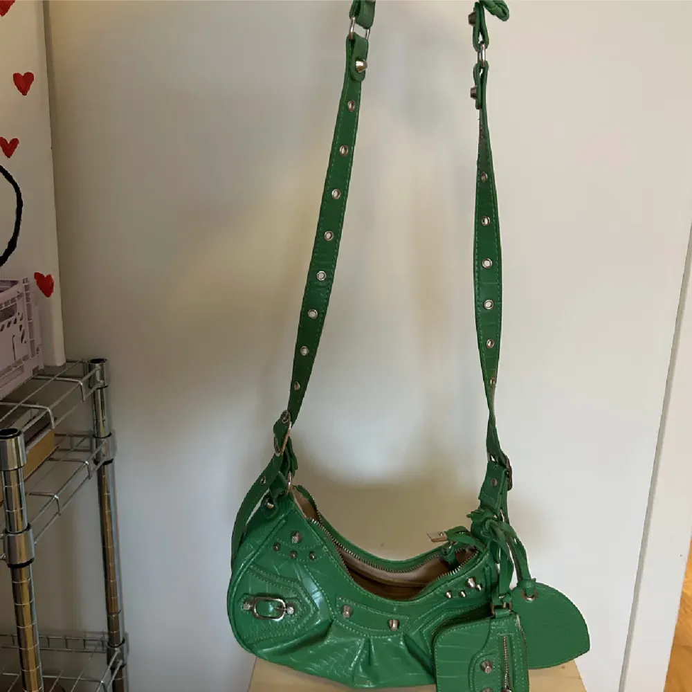 Säljer min gröna balenciaga väska som knappt komemr till användning längre.💚. Väskor.
