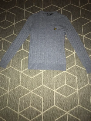 Lylen & scott tröja  - Hej säljer min lylen @ scott tröja pga att jag aldrig använt den. Den ligger bara där så tänkte att jag kunde sälja den.