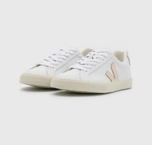 Veja skor  - Ett par Veja skor i storlek 40 knappt använda då de var för stora för mig. Skriv för fler bilder!