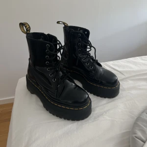 Dr martens - Dr martens stolek 36. Använda typ 3 gånger. Nypris runt 2400kr. Kan prutas!