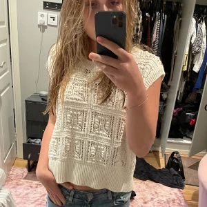 Stickad väst  - Säljer denna snygga oversized stickade västen, den är strl xl men sitter bra på mig som är s.