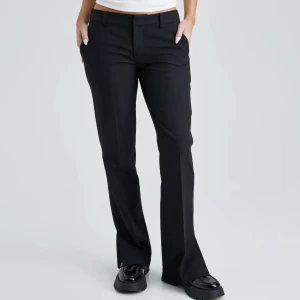 Lågmidjade kostymbyxor  - Säljer mina lågmidjade kostymbyxor ifrån bikbok! De är nästan aldrig använda då jag köpt andra. De har en slits längst ner Nypris 500 