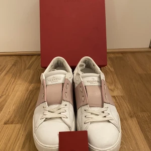 Valentino skor - Säljer nu mina äkta valentino skor, De är köpta här på plick och är i fint skick. Säljer då jag är ute efter ett par andra skor. De är i storlek 37 men är som 38 Obs syns på sulan att de är använda men ej nåt man ser utifrån😊