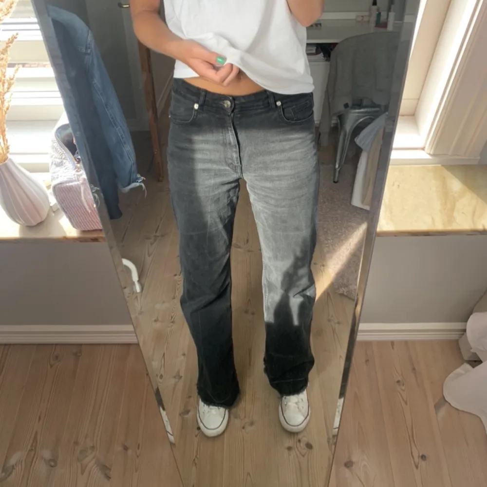 Carin Wester jeans i strl 38. Sömmen där nere är uppsprättad för att de ska bli längre. . Jeans & Byxor.