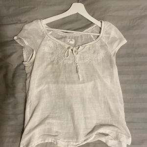 En lätt blus 💋 - En fin sommartröja som knappt är använd 💕lite genomskinlig men jätte fin med ett par jeans eller på stranden 