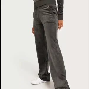 Juicy byxor - Säljer nu mina mörkgråa juicy byxor. De är i perfekt skick, dock så har en "plupp" vid snöret gått av. Allt på min plick ska bort så pris kan diskuteras 💞