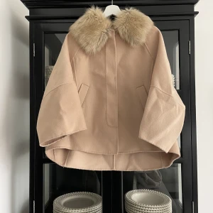 Kappa från Zara - Storlek M. Är i fint skick. Nypris är 1199 kr.