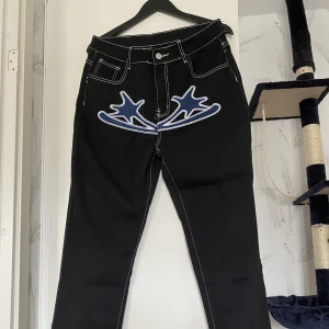 Coola byxor - helt oanvända!! INTE ÄKTA!! det är ej jeans material utan det känns mer som ett par chinos :)