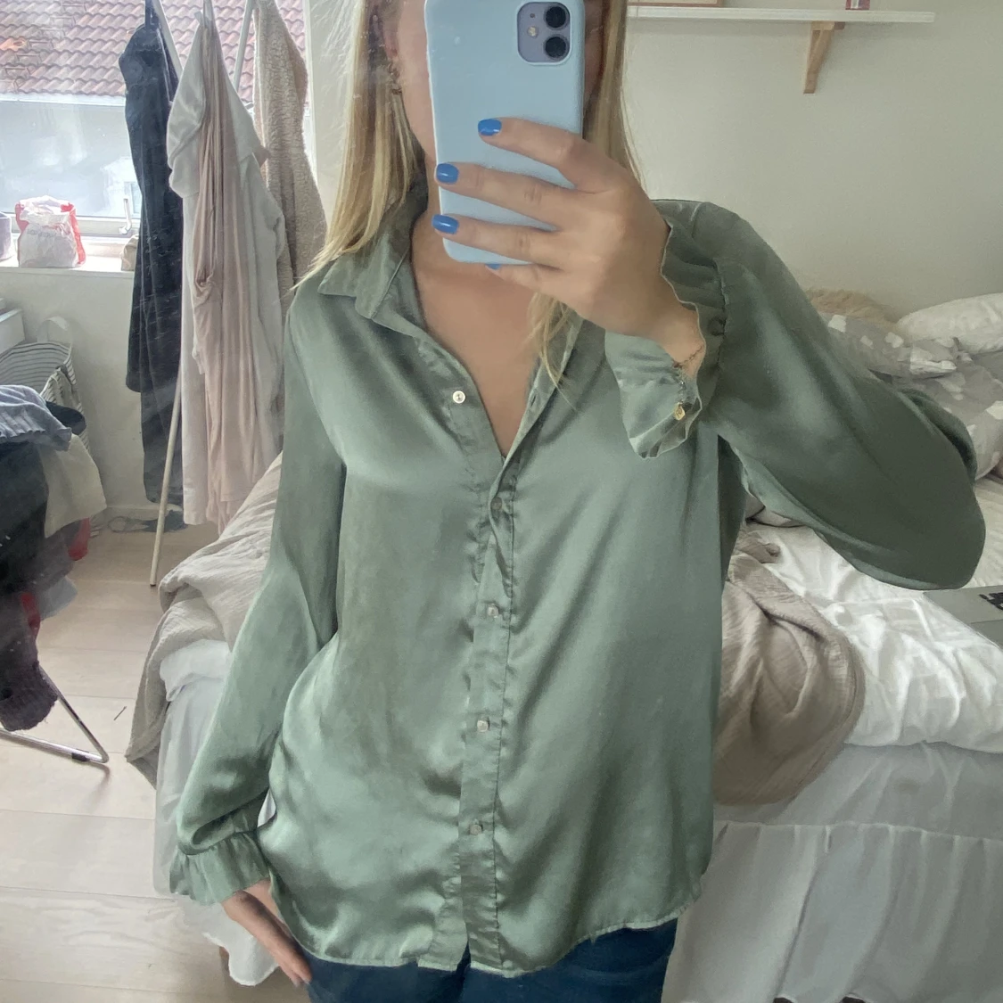 Tunn blus med detalj vid armarna - 90