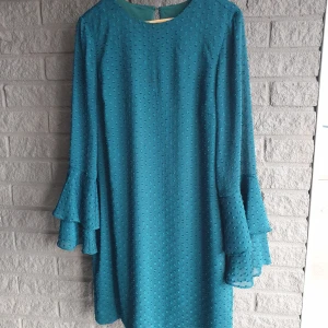 Jade grön klänning  - Tunn skir med underrklänning fint skick