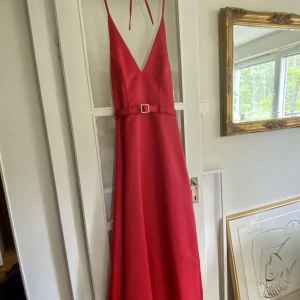 Röd balklänning - Klarröd balklänning ❤️ Är som en small i storleken. Inköpt i USA.  Kan hämtas i Svedmyra, mötas i stan eller skickas mot frakt 📦 