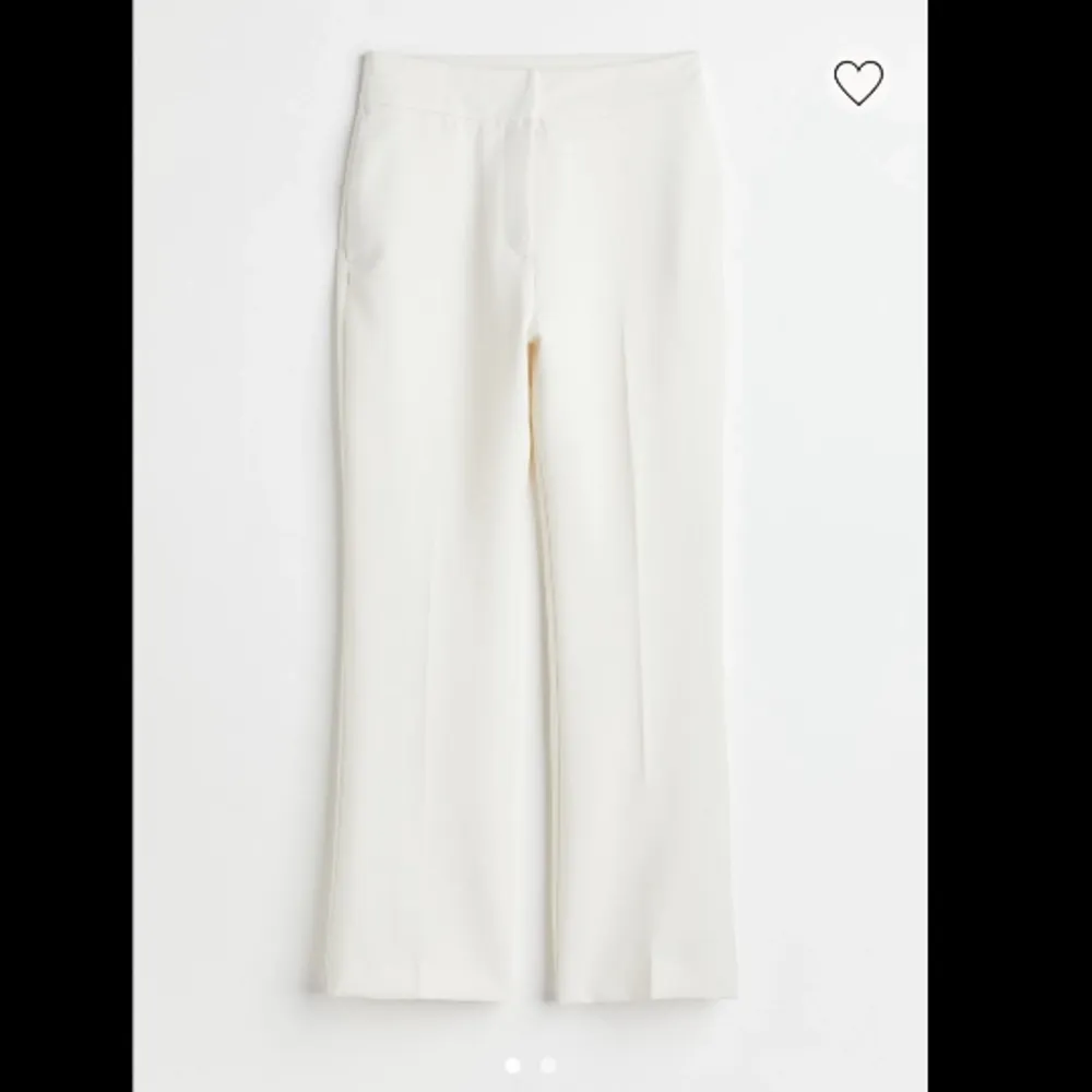 Säljer dessa vita kostymbyxor från h&m pga att de är för små ❤️ Aldrig använda. Storlek 36. Jeans & Byxor.