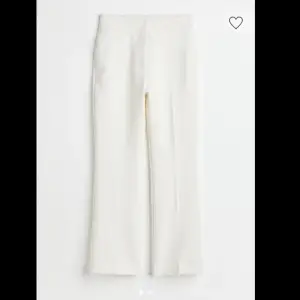 Säljer dessa vita kostymbyxor från h&m pga att de är för små ❤️ Aldrig använda. Storlek 36