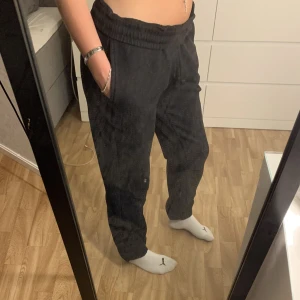 Sweatpants  - Mjukisbyxor från Vero Moda som tyvärr är lite stora på mig, det är storlek xs men dom är baggy i passformen!💞