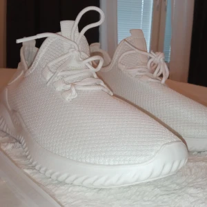 Sneakers 🤍 - Helt nya skor!🤍😊 Dess material passar foten väldigt bekvämt och de är väldigt bekväma! Perfekt för sommaren!🌸 storlek 43 