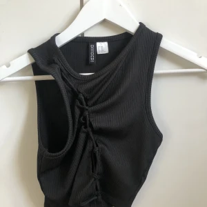 Linne - Ett jätte sött linne med detaljer på❤️linnet är stort i storleken så skulle säga som s-xs materialet är mjukt och tröjan är ganska gesterande och stretchande❤️