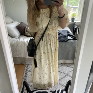 Sommarklänning  - Superfin sommarklänning från hm!  Köptes förra året på hm och är som ny! Säljer denna pågrund av att den är för stor. Perfekt nu till sommaren 👍🏽💛