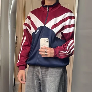 Vintage Adidas Tracktop - Unik, vintage Adidas tracktop som jag haft i ca 1 år. Sparsamt använd, otroligt skönt plagg, men som jag bara inte känt mig hemma i. Storleken står inte men skulle gissa på L men funkar om du har M och vill ha den ännu mer oversized. Skick 9/10 :)