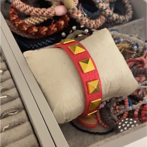  Armband  - Valentino liknande armband i rosa, superfint skick!💕 