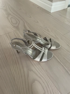 Silvriga klackskor - Supersöta klackar som tyvärr aldrig kommit till användning. Köpta second hand så dem är lite småskitiga, men inget som stör jättemycket tycker jag!!💖