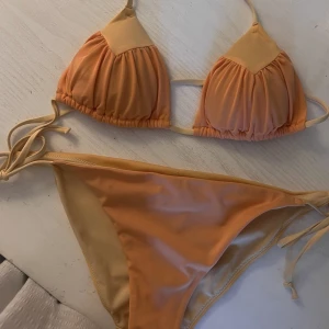Hm bikini orange - Super fin orange bikini från hm Överdel strl 34   Underdel strl 36   Underdelen går att spänna både in och ut så kan passa fråm 34-38 