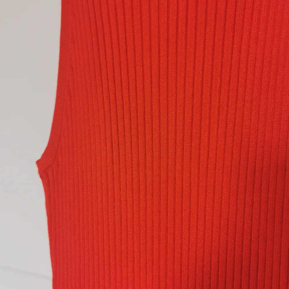 Röd lång ribbad klänning från hm Storlek S Pris 100 kr, kan diskuteras +frakt . Klänningar.