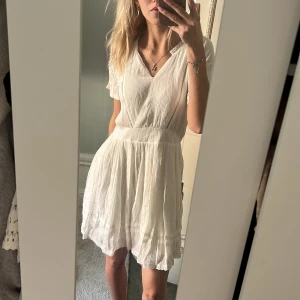 Vit sommarklänning - Sååå fin klänning comptoir des cotonniers (fint märke) köpt för 1200 säljer för 600 aldrig använd prislappen kvar   