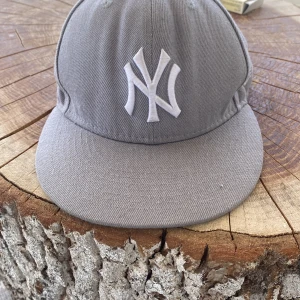 Grå baseboll keps - Liten baseboll keps, riktigt fet.