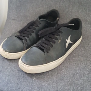 Arigato läder - Lite sönder på högra skon annars felfria, st 42 passar 43