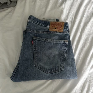 Levis jeans - Säljer dessa snygga vintage Levis jeans 505. Jag brukar ha storlek M/40 och på mig sitter dem lågmidjade och loose. 