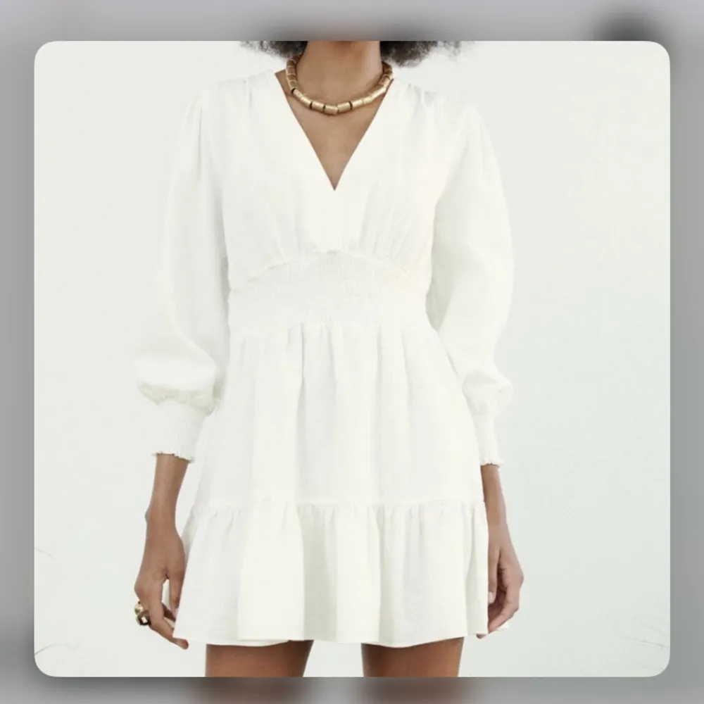 Jättefin vit klänning ifrån zara som jag tyvärr inte får användning av🥲💗 . Klänningar.