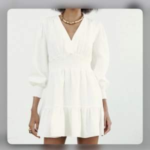 Jättefin vit klänning ifrån zara som jag tyvärr inte får användning av🥲💗 