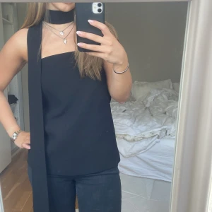 Zara topp - Jätte fin zara topp med inbyggd scarf😍  knappt använd 