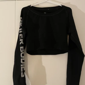 Croppad träningströja från better bodies  - Croppad tröja från better bodies. Ej använd mycket, fint skick. Strlk M. Önskar ni bild på hur tröjan sitter på är det bara att säga till!! Pris+frakt