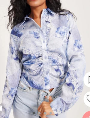 Skjorta  - Säljer den här skjorta från Barbara kristoffersen, köpte från Nelly på rea till 399 kr. Ord. pris var 899 kr. Skjortan  var tight på mig och glömde lämna tillbaka, därför säljer den till bara 150kr. Aldrig använd. 