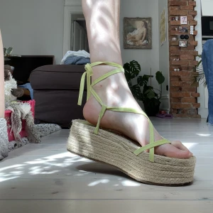 Oanvända sandaler - Oanvända sandaler som går att knyta på olika sätt! 