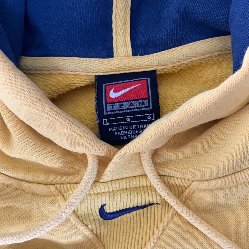 Säljer en gul vintage Nike Hoodie!🔥🔆⚠️💛📒🧽🚕🏅🍋🌕🐝🤠. Hoodies.
