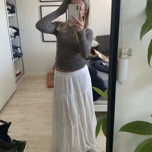 Vit lång kjol - Helt ny, prislapp kvar🙏🏻 slutsåld överallt, säljer pga för liten🫶🏼