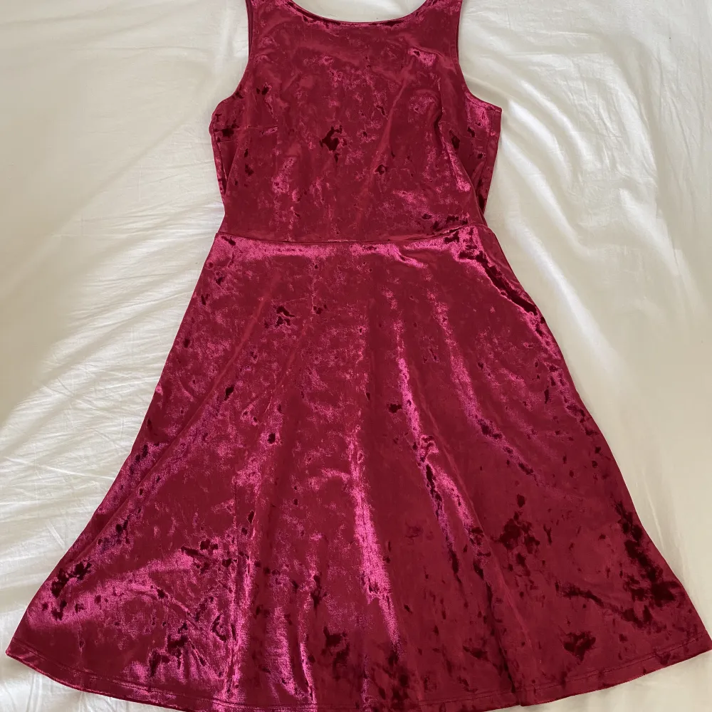 Köpte denna klänningen för ca 5 år sedan, men har knappt använt den. Den är i väldigt bra kondition. Klänningen är kort och av en pälsliknande material.. Klänningar.