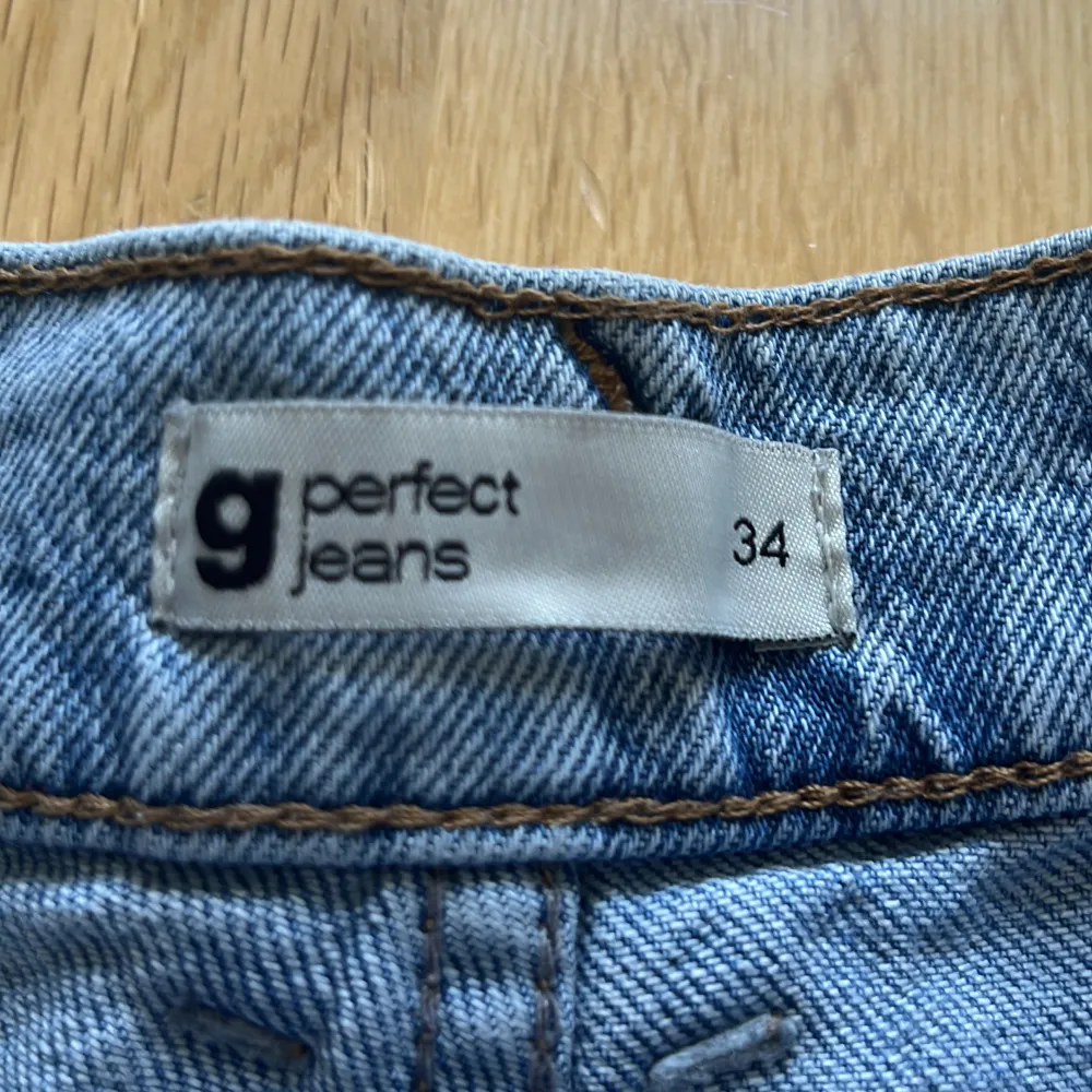Säljer dessa Jeans för att dom inte passade mig,dom är i nyskick, köpare står för frakten💙💙. Jeans & Byxor.